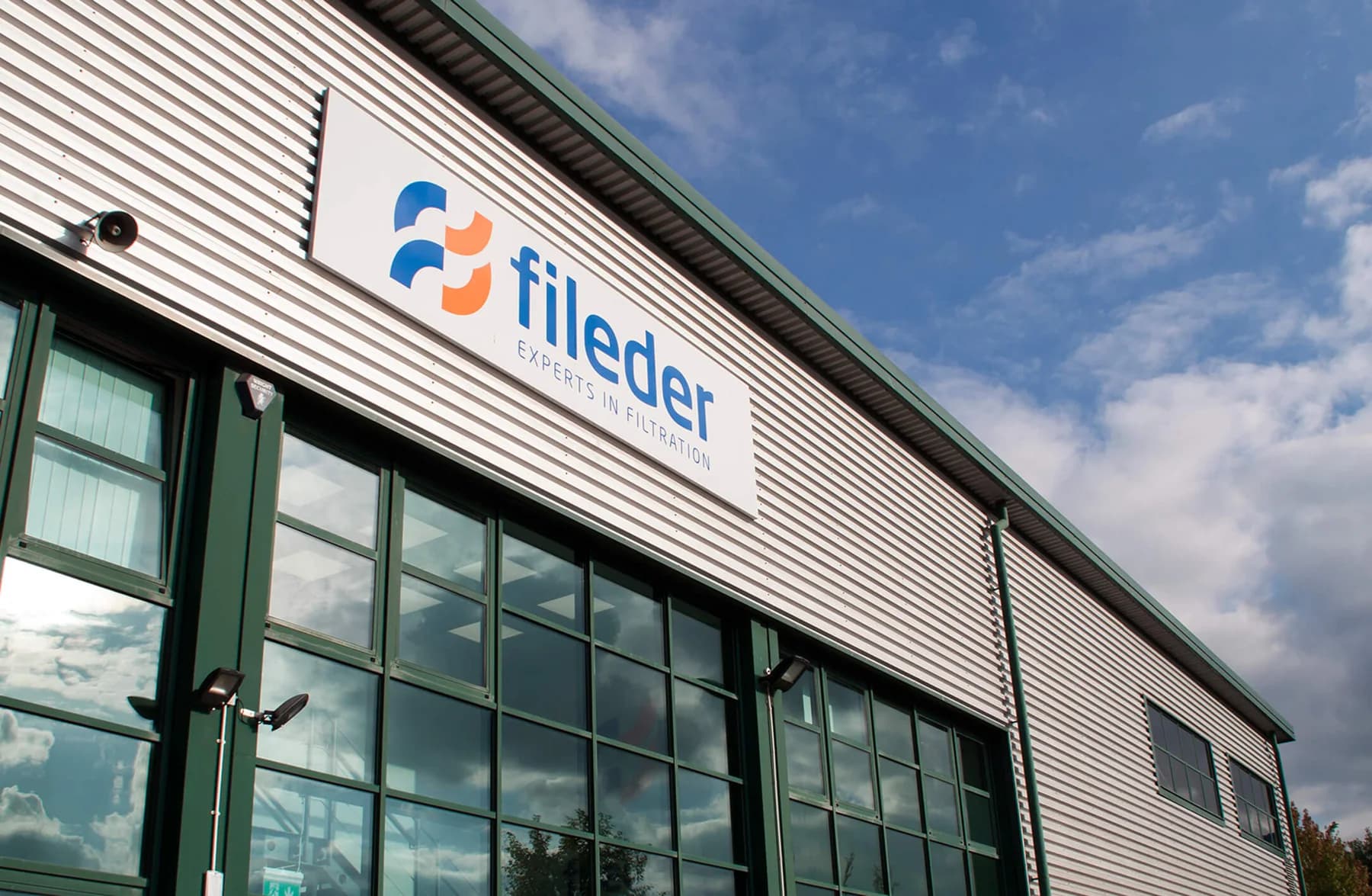 Mặt tiền nhà xưởng Fileder tại Maidstone, Anh, gắn biển hiệu fileder kèm dòng chữ experts in filtration
